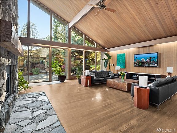 Great Room Opens up to Private Courtyard!