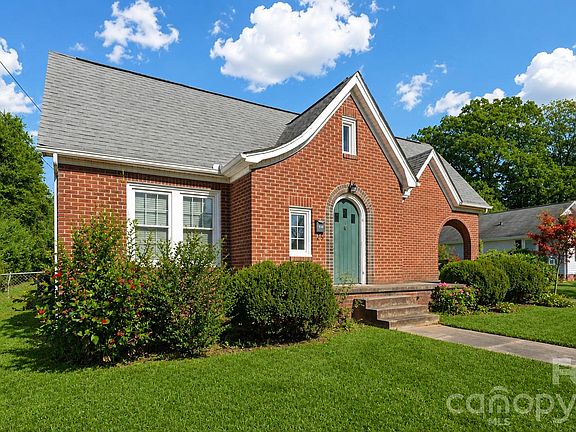 2nd image of 552 Hyde Park Dr NE