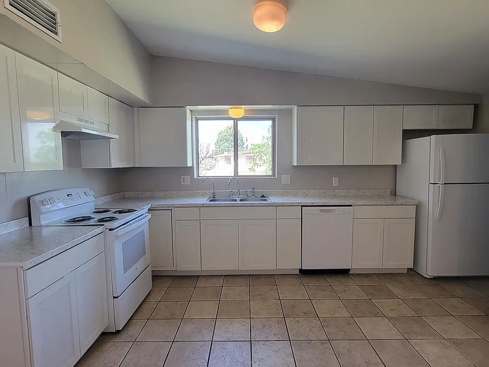 464 E Nelson Dr