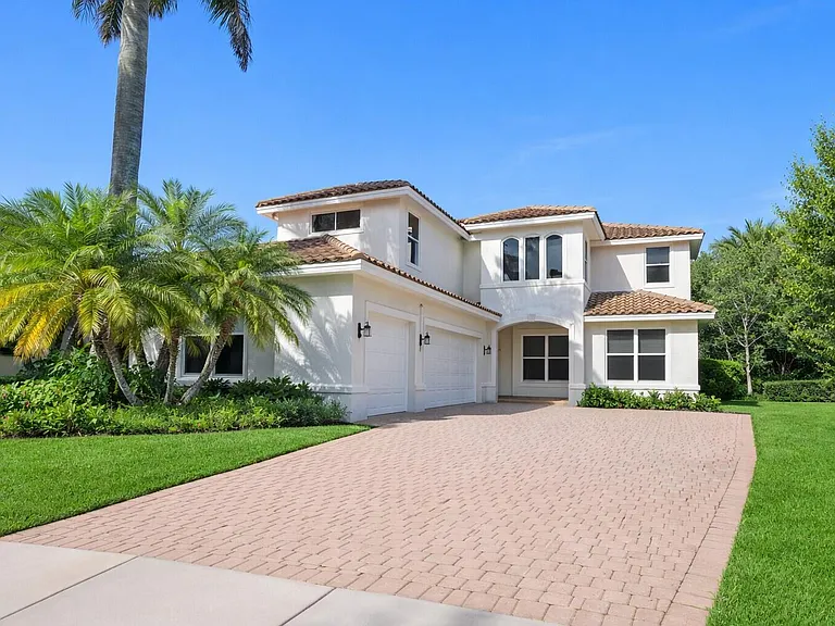 2013 Harbor View Cir — Photo 1