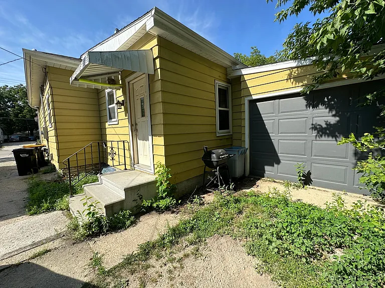 805 4th St SE — Photo 3