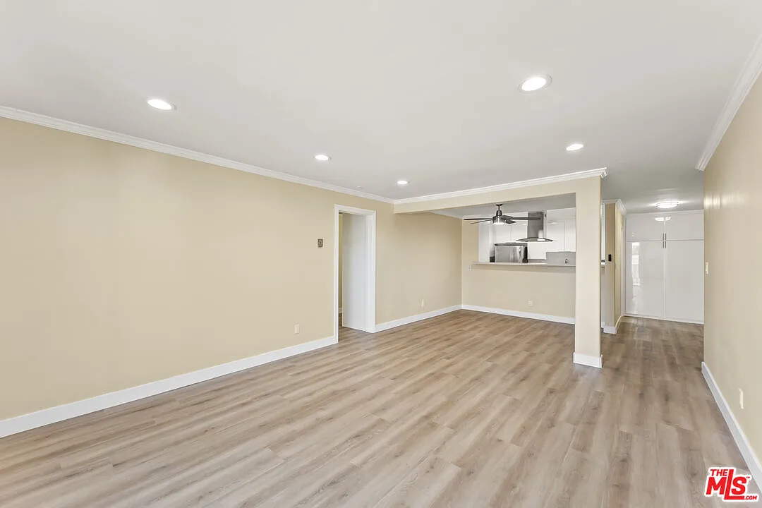 2 bed, 1.5 bath, 1050 sqft, $4,980 — Photo 3