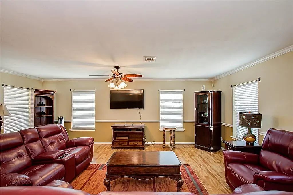 4 bed, 2510 sqft, $2,500 — Photo 4