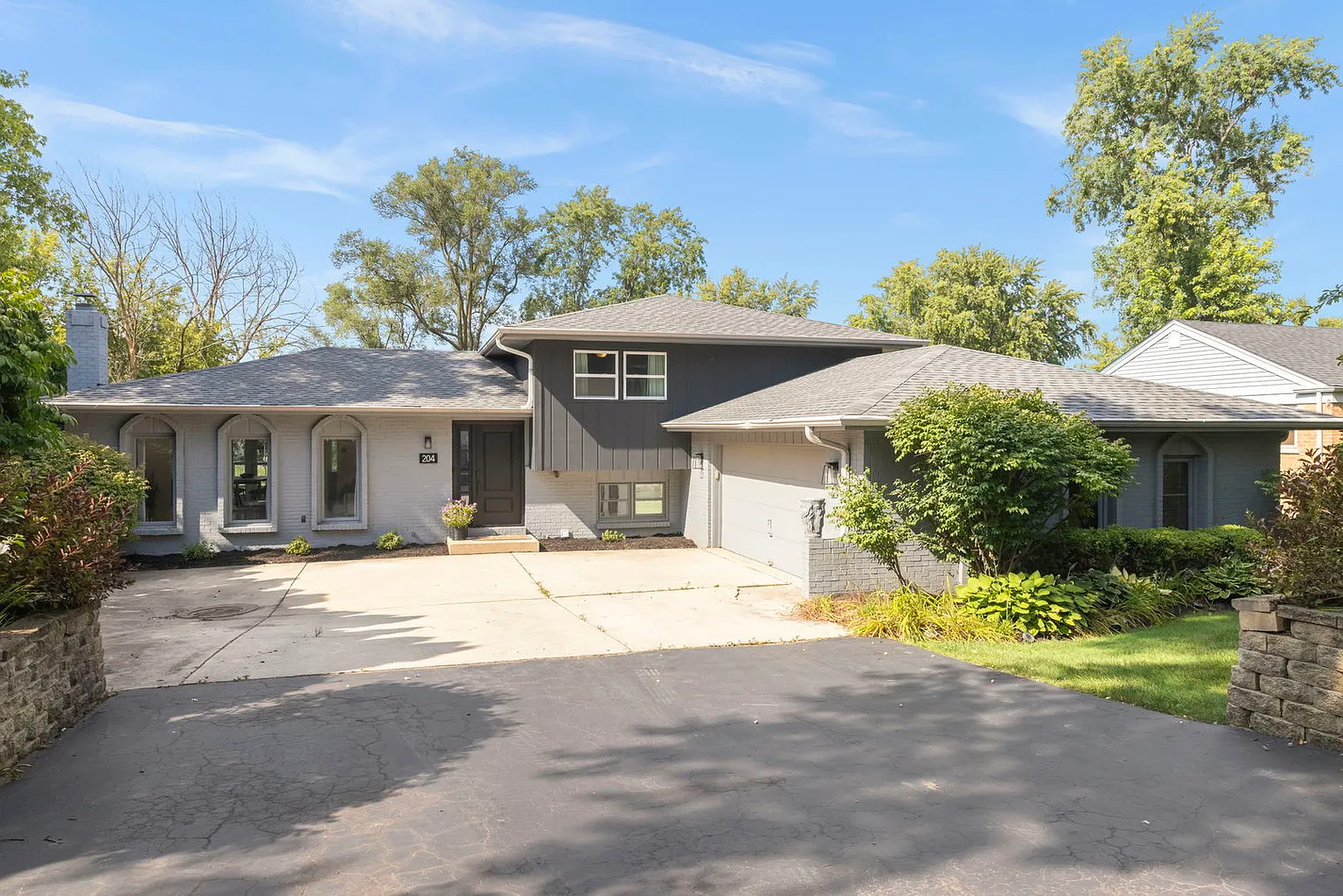 17W204 Orchard Pl photo 1