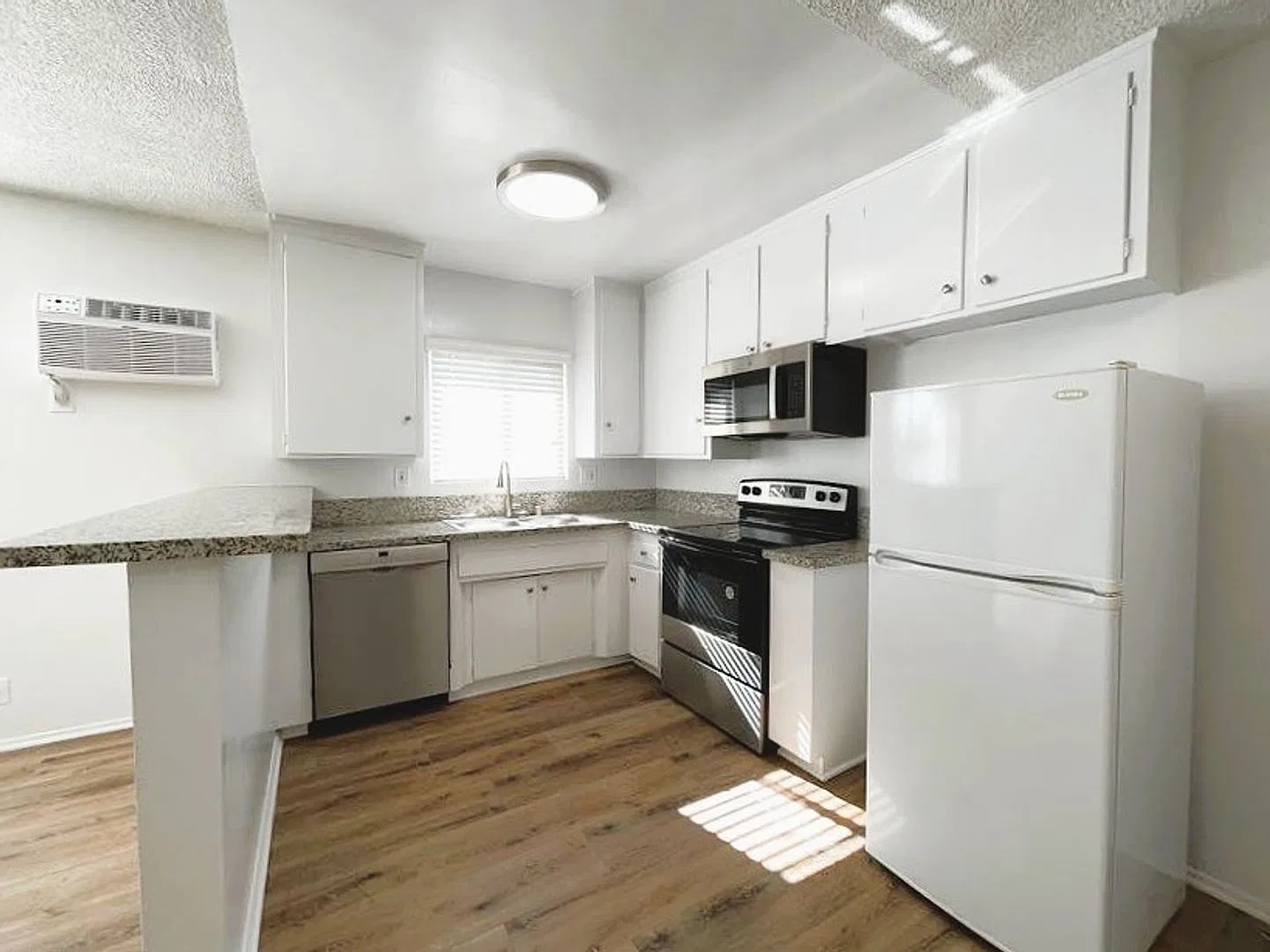 6340 Vineland Ave — Photo 3