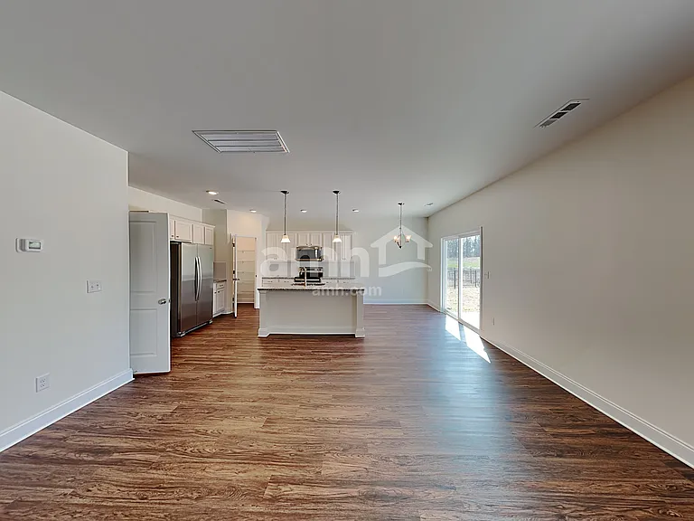 1360 Lomond Dr — Photo 5