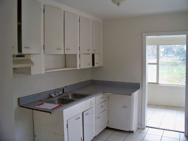 2nd image of 2421 Golfview St