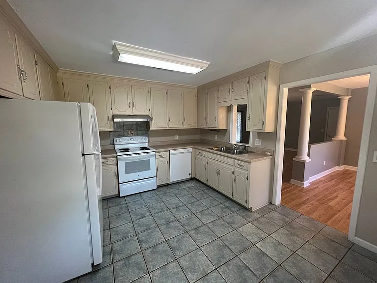 116 E Pondella Dr — Photo 2