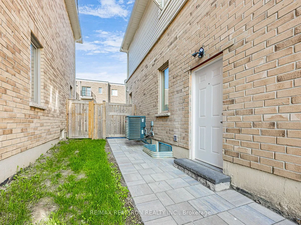 Building Photo - 91 McRoberts Cres