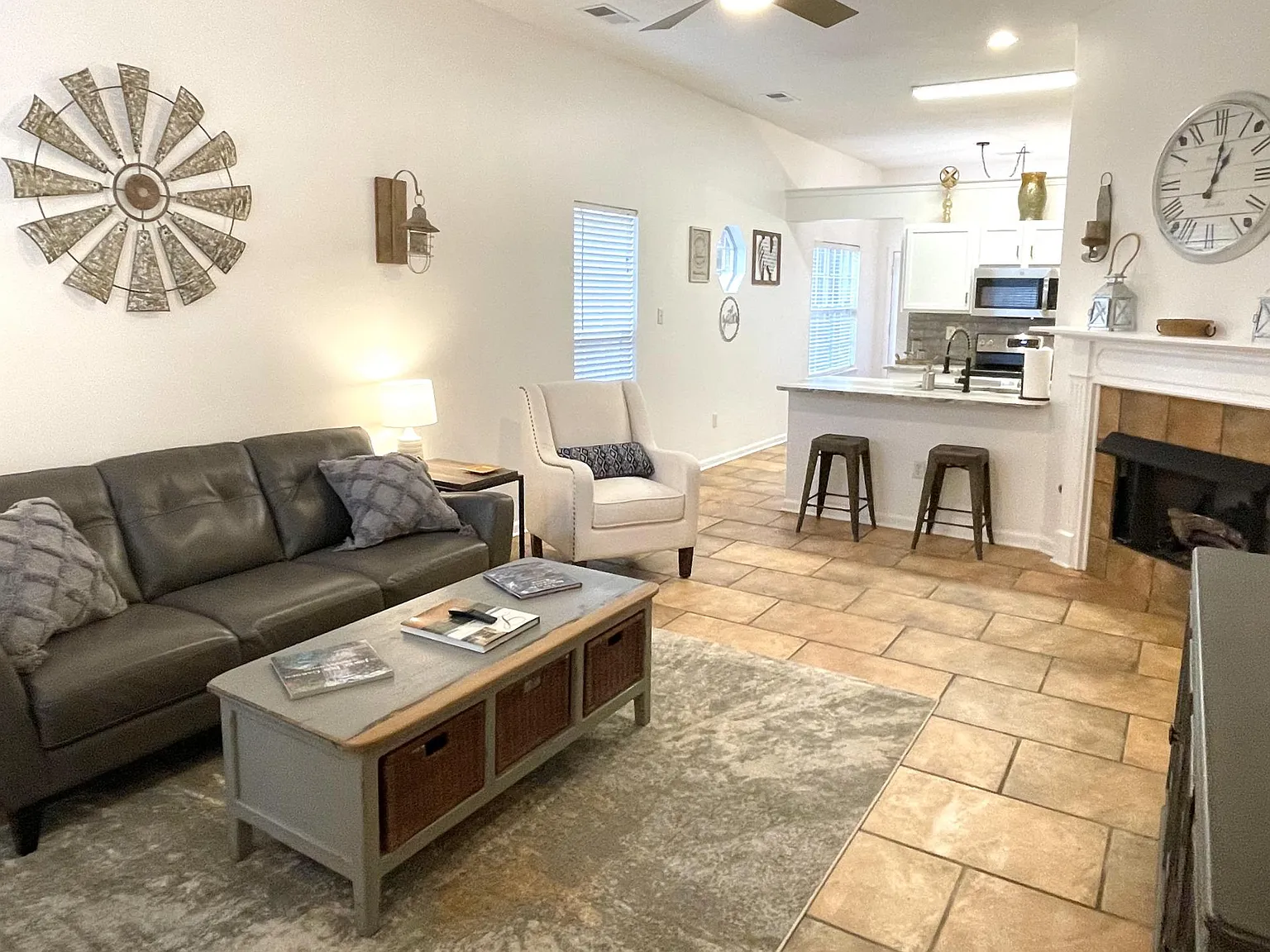 3 bed, 1570 sqft, $3,990 — Photo 1