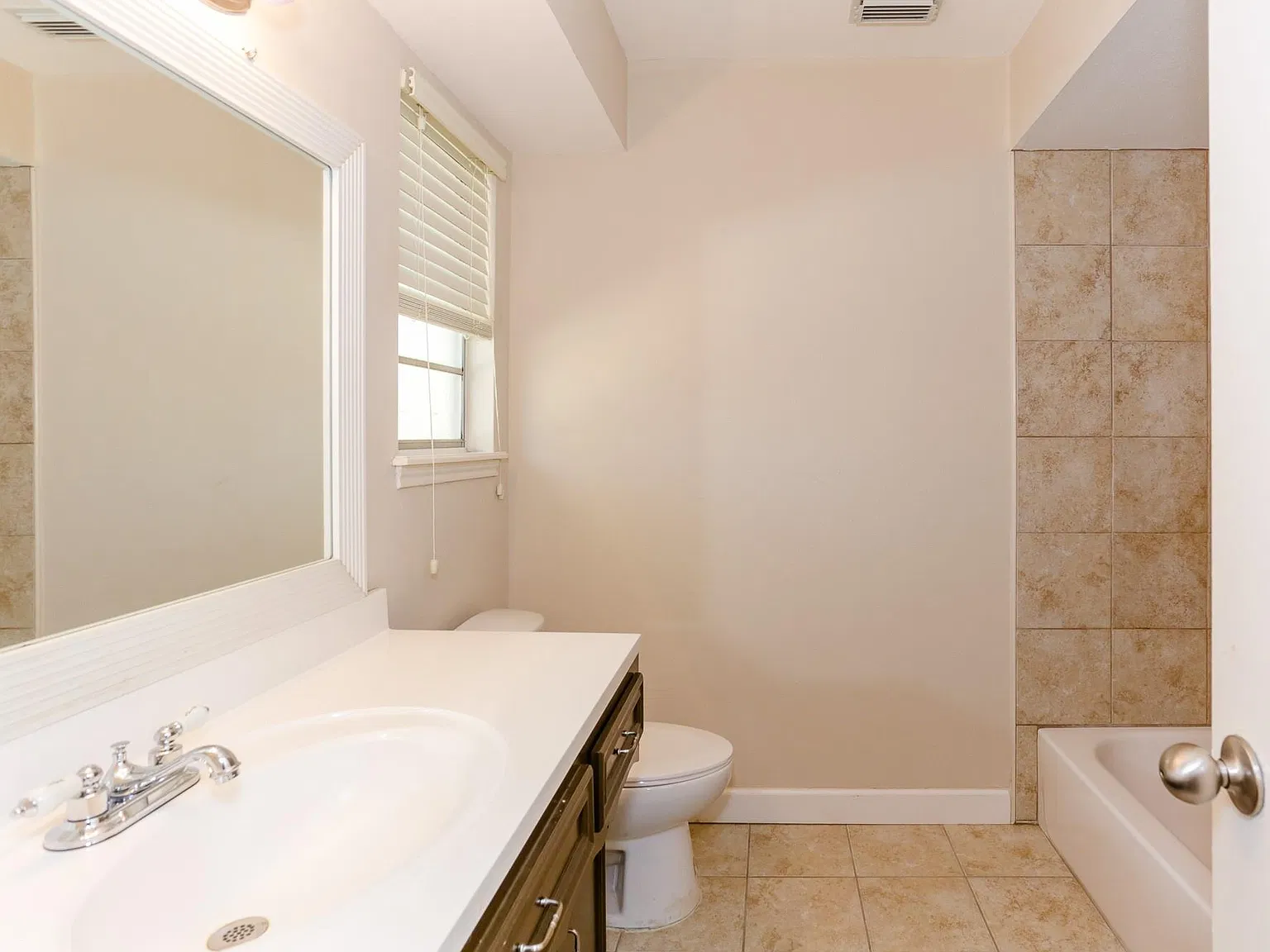 4 bed, 2.5 bath, 2372 sqft, $2,750 — Photo 2