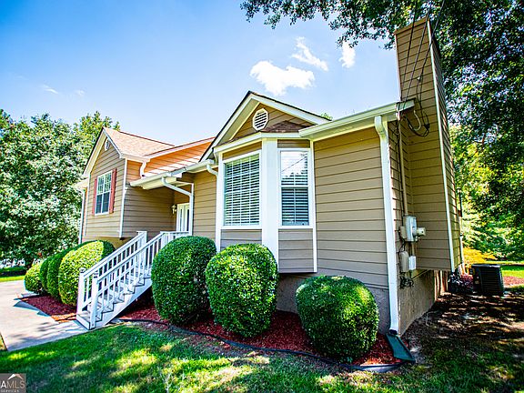 3rd image of 20 River Oak Ct