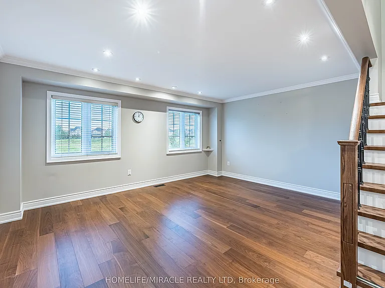 419 Rossland Rd E — Photo 9