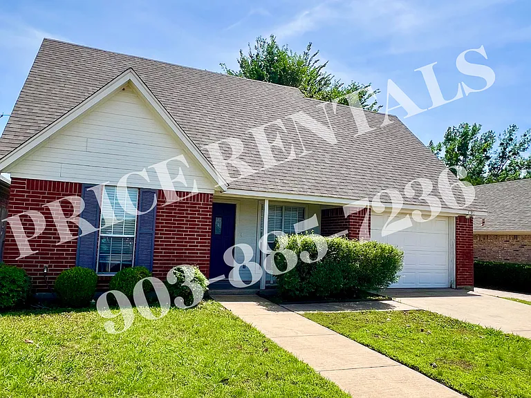 1709 Woodside Ln — Photo 1