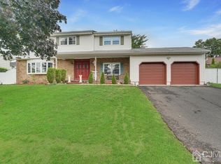 18 Camelot Ct, Piscataway, NJ 08854