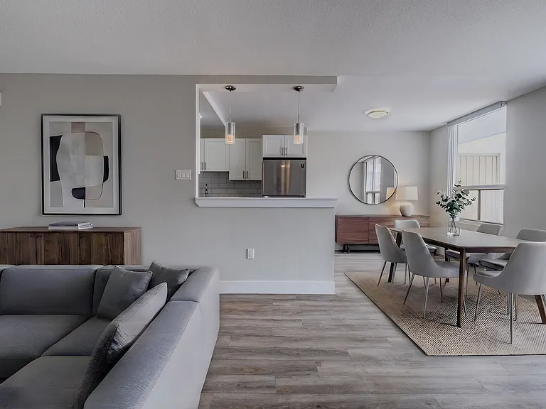1126 Adelaide St N — Photo 3