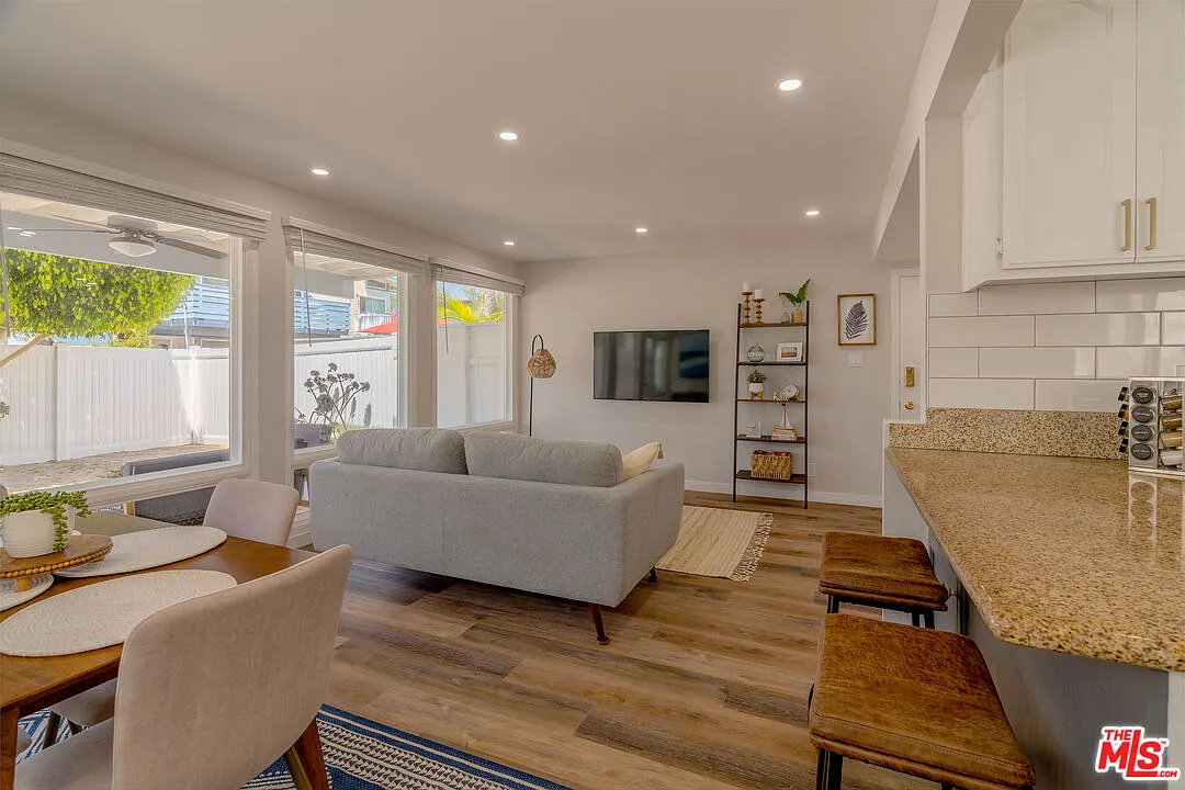3 bed, 1.0 bath, 1000 sqft, $5,300 — Photo 2