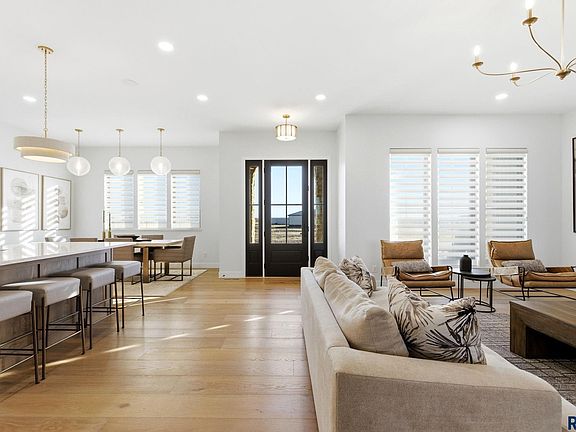 5th image of 1130 E Madison St