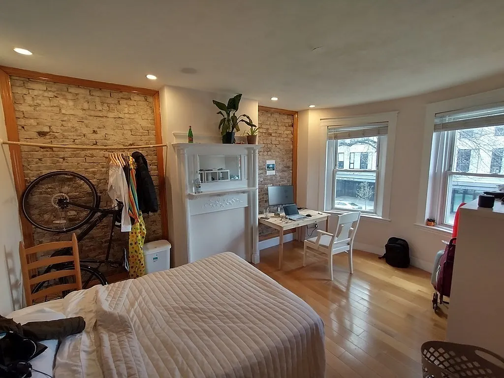 3 bed, 1000 sqft, $4,200 — Photo 3