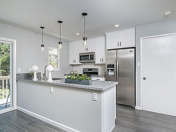 3rd image of 3215 Fleetwood Dr