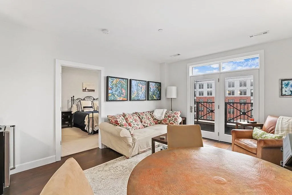 2 bed, 995 sqft, $3,950 — Photo 1