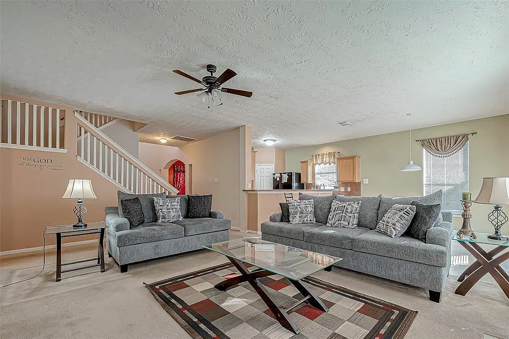4 bed, 3.5 bath, 2416 sqft, $2,100 — Photo 1