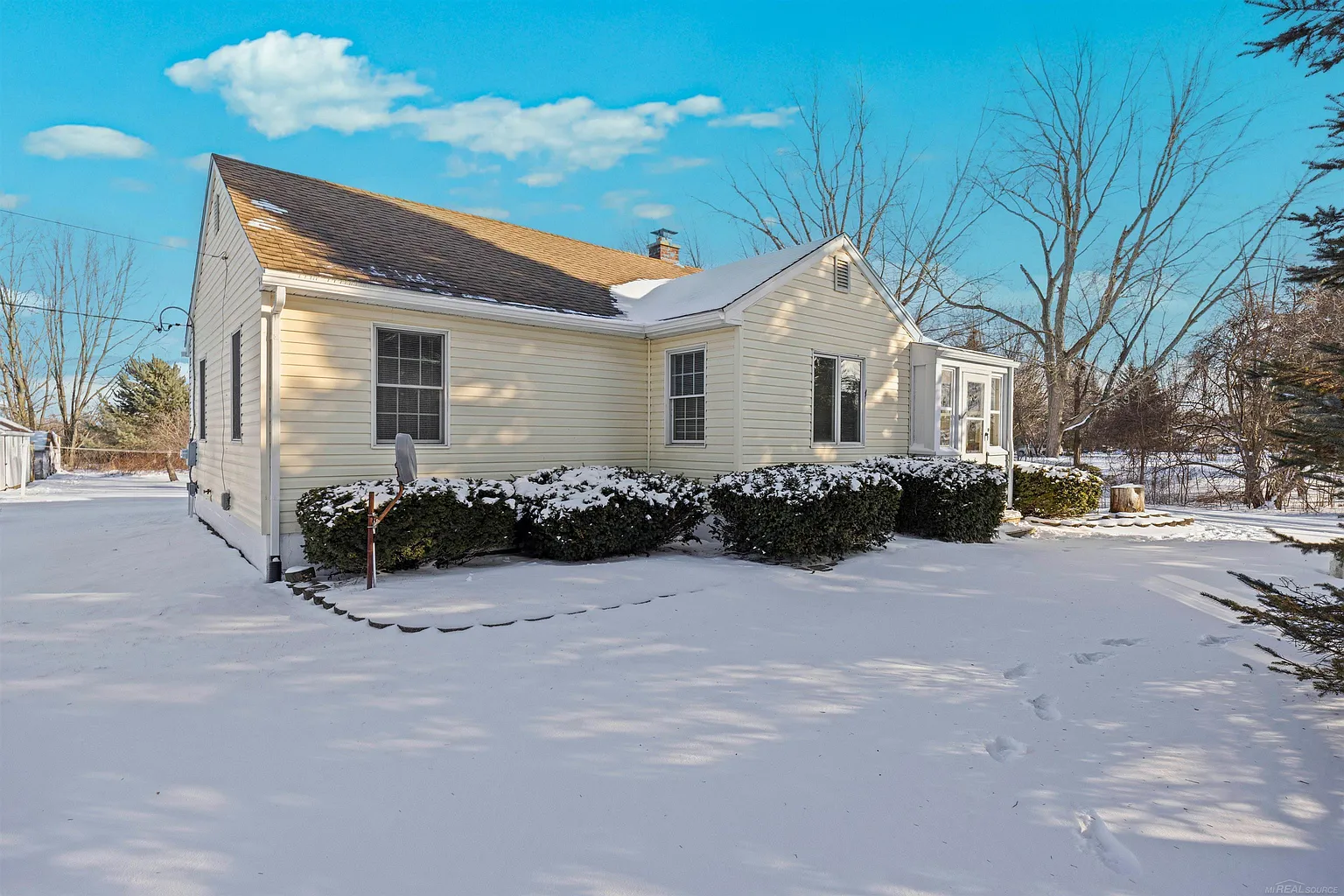 1376 Lathrop Rd photo 1