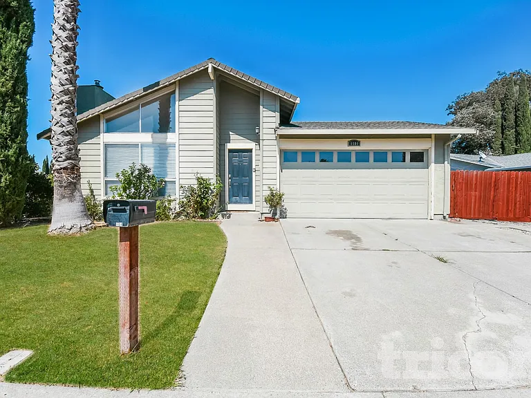 1104 Waxwing Dr — Photo 1