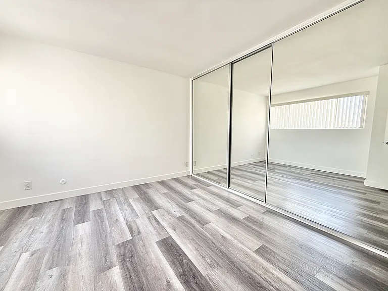 827 Gramercy — Photo 8