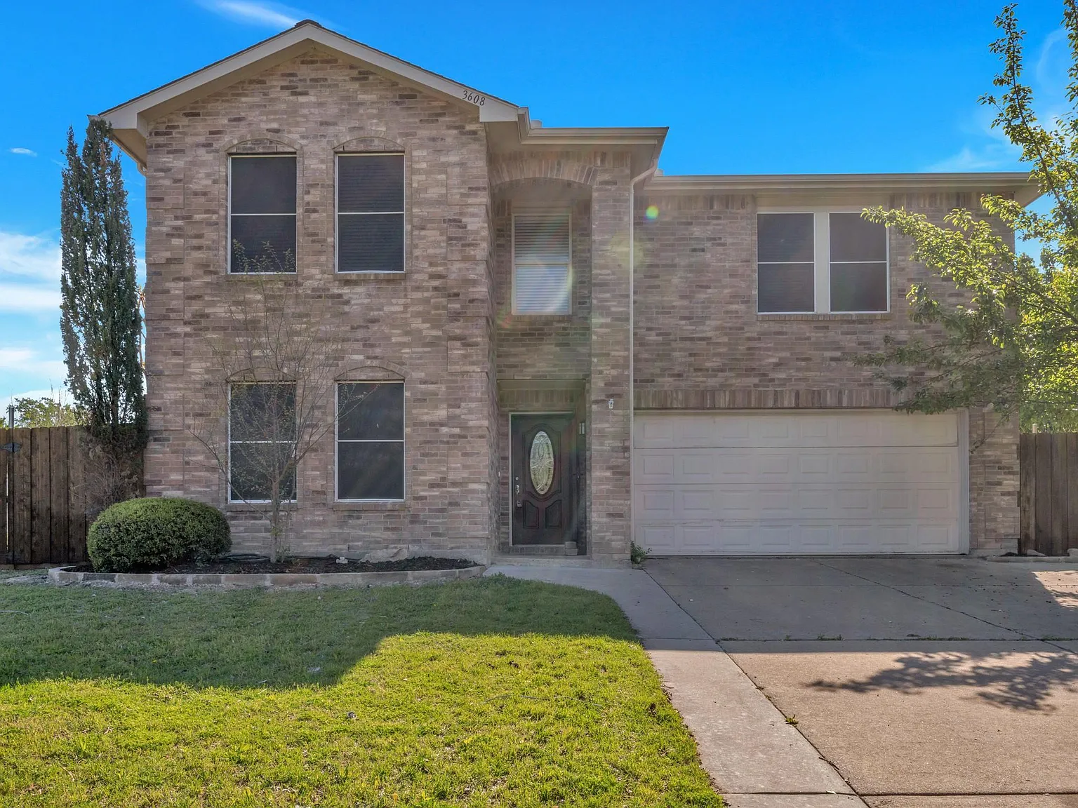 4 bed, 2.5 bath, 2703 sqft, $2,495 — Photo 2