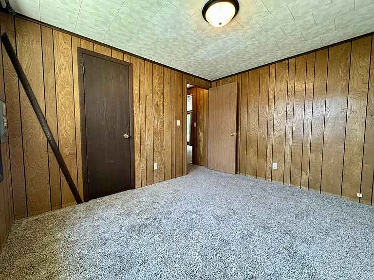 323 W Smith St — Photo 12