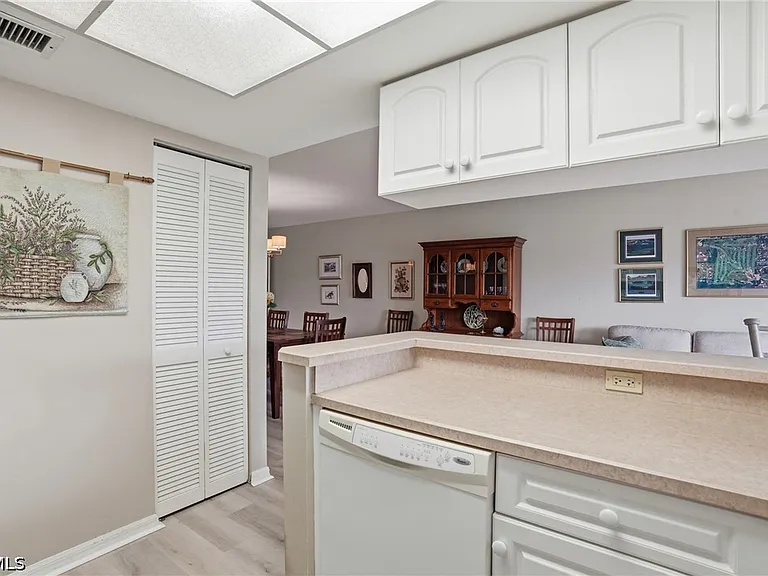 5905 Trailwinds Dr #816 — Photo 9