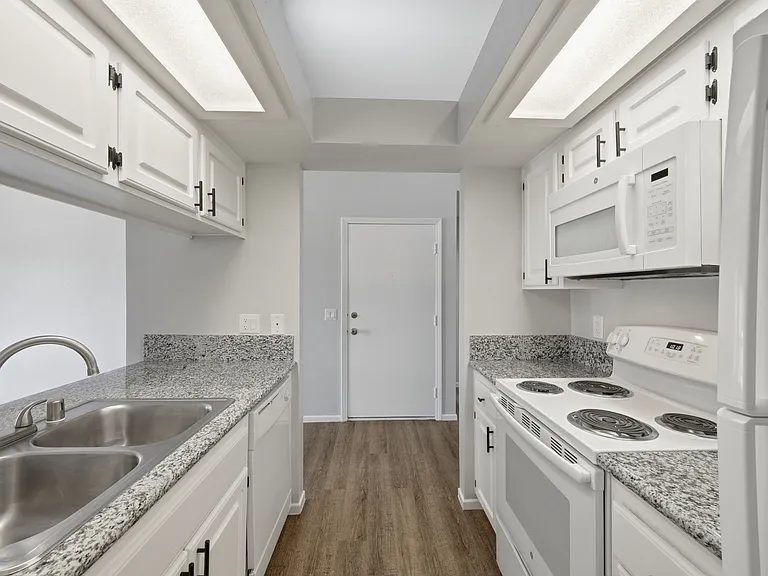 Benchmark Apartments — Photo 20