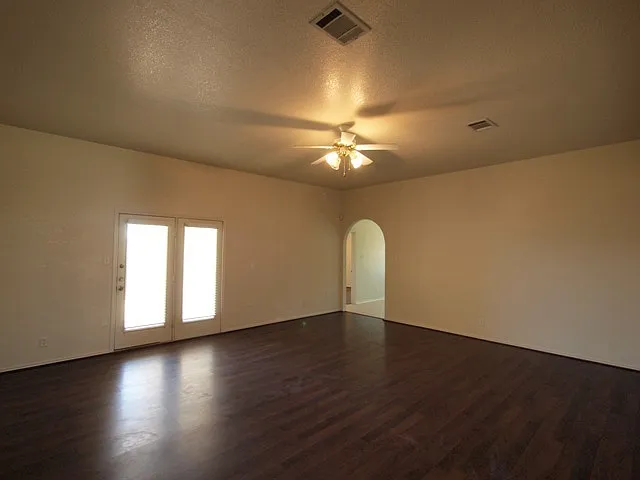 3812 Tiger Dr — Photo 2