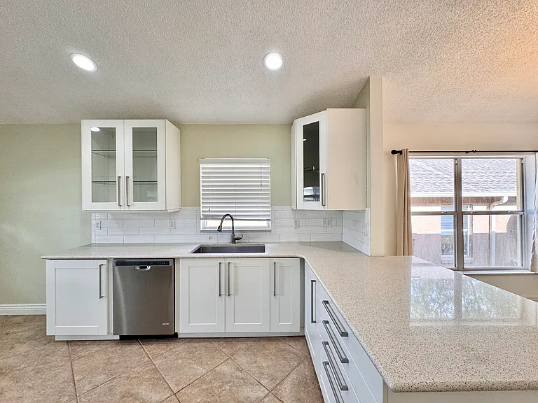 641 Samantha Ln — Photo 2