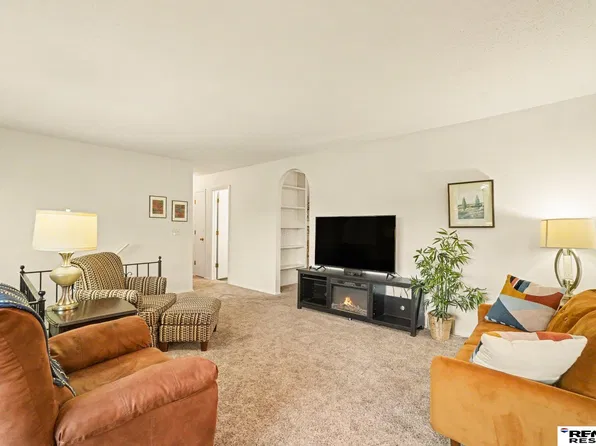 1014 Julius Pl, Bellevue, NE 68005