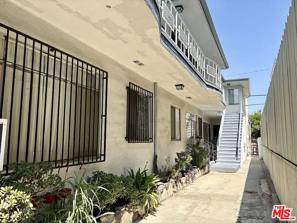 Building Photo - 1010 N Stanley Ave #8