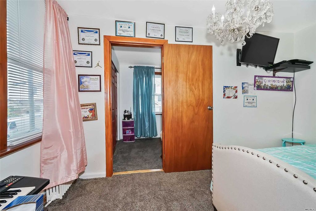 4 Bed 2 Bath Property, New York • 2,400 Sq Ft