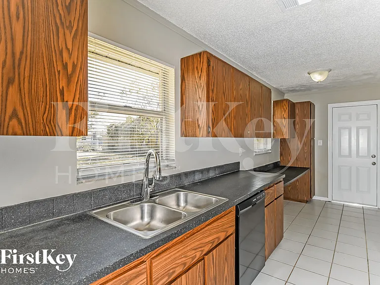 325 NE 23rd Ave — Photo 7