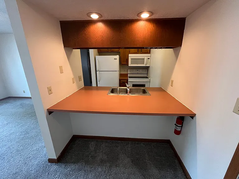 Leslie Manor Apartments — Photo 3