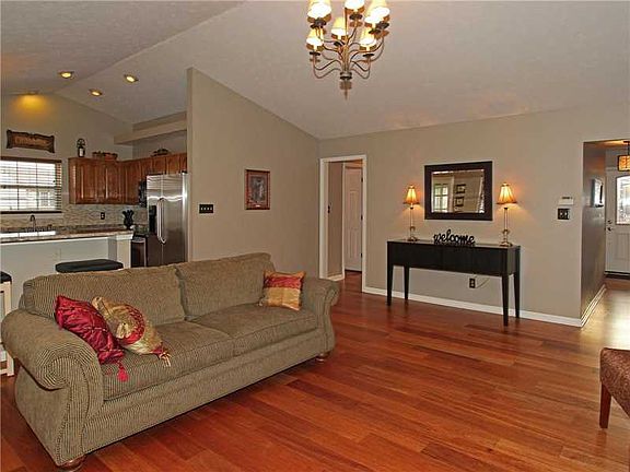 3rd image of 5738 Oakcrest Dr