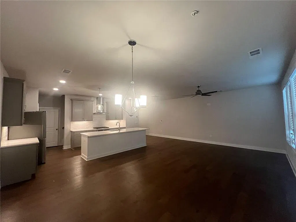 4 bed, 3.5 bath, 2755 sqft, $2,900 — Photo 4