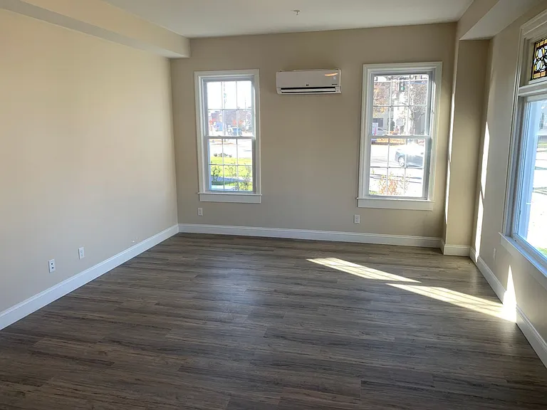 129 Kenoza Ave — Photo 9