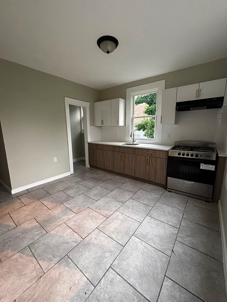 4 bed, 1200 sqft, $2,595 — Photo 1
