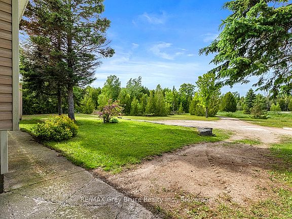2nd image of 335 Pike Bay Rd