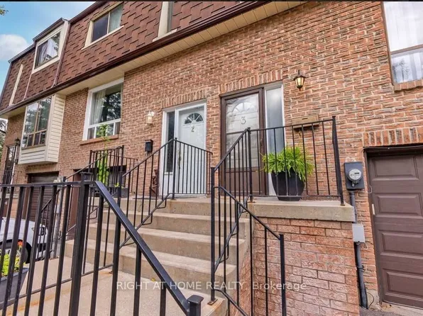 350 Camelot Ct #3, Oshawa, ON L1G 6P7