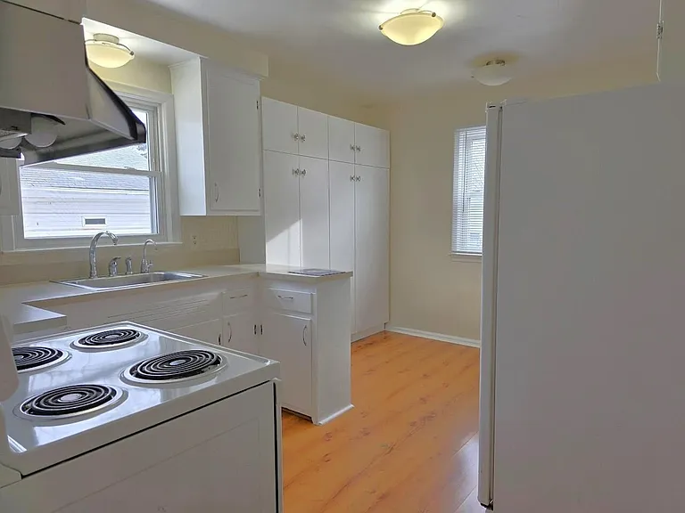 9924 Roseland St — Photo 5