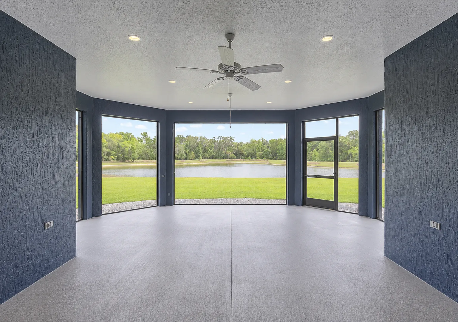 Looks and Feels Brand New Single Family — Photo 2