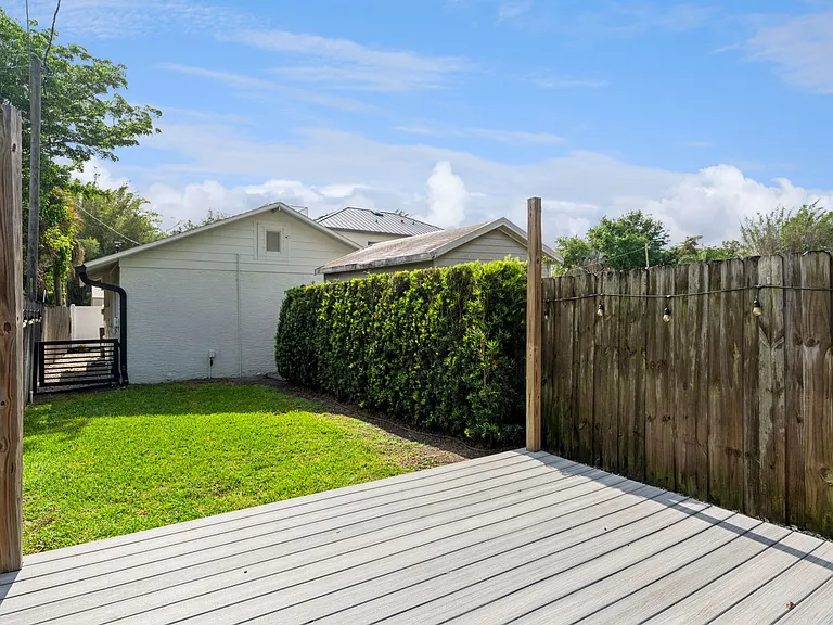 1987 Biscayne Dr — Photo 7