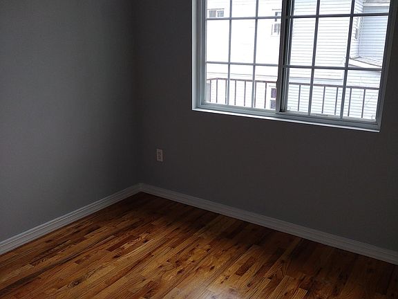 4th image of 190 Dixon Ave Floor 1